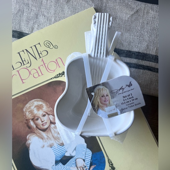 ⭐️RARE⭐️ NWT WHITE Dolly Parton Set/2 Guitar Shaped Tidbit Bowls 🎸🎸 - Picture 5 of 5